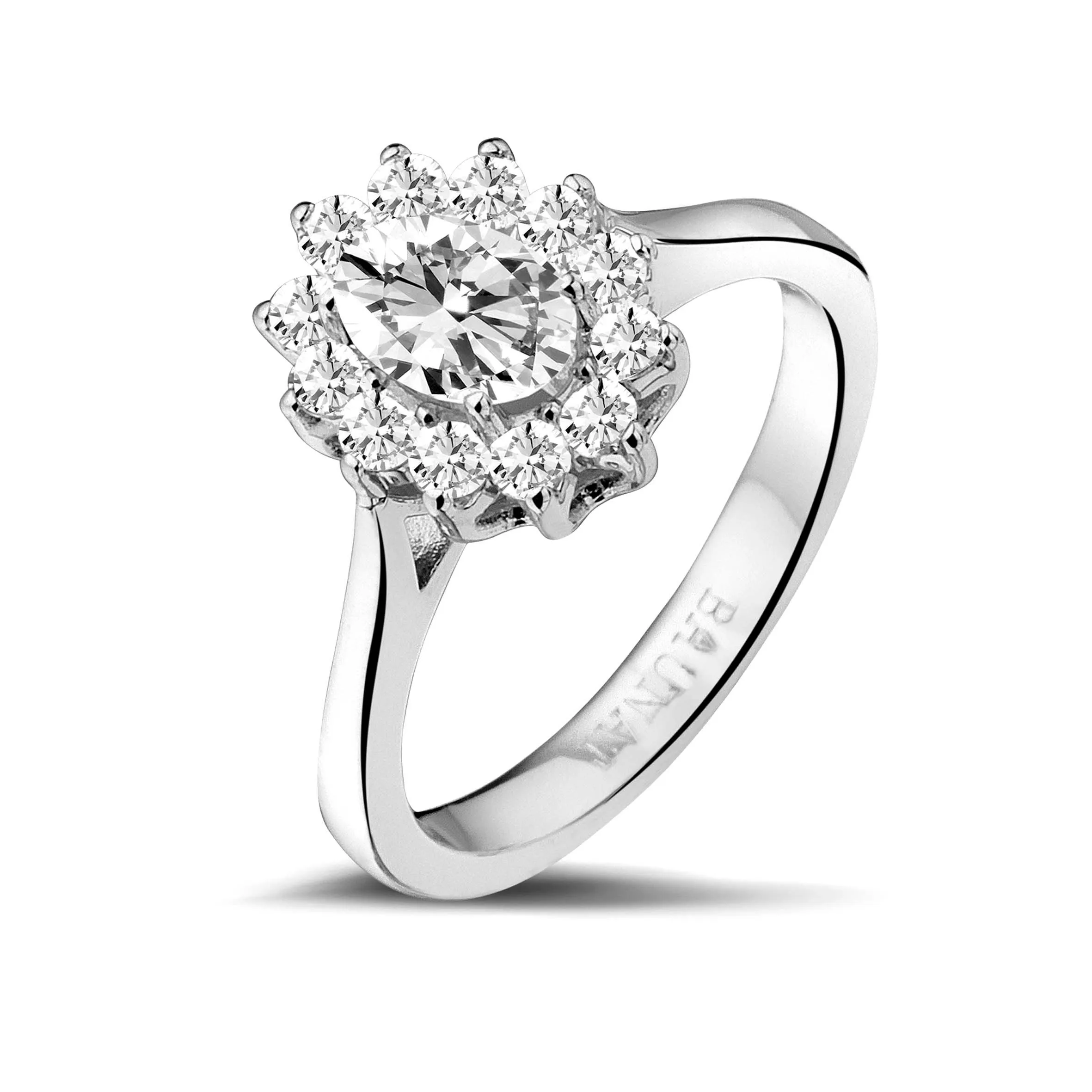 0.90 quilates anillo « entourage » en platino con diamante ovalado 