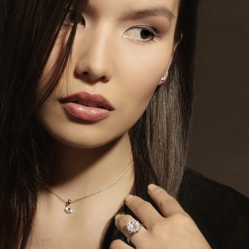 0.90 quilates anillo « entourage » en platino con diamante ovalado 