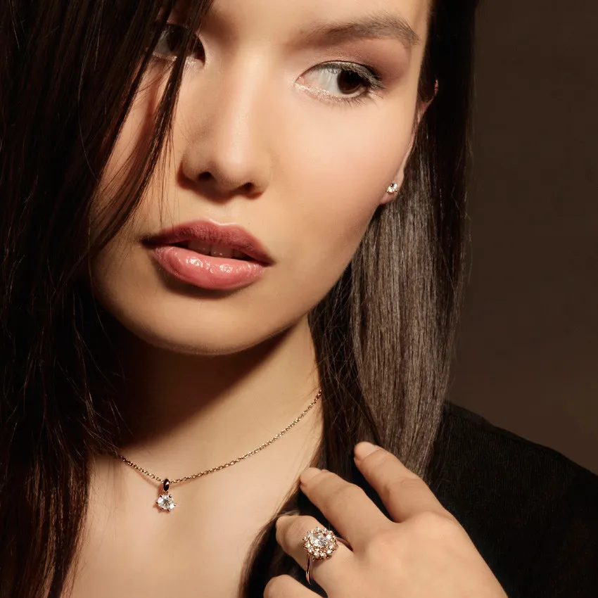2.85 quilates anillo « entourage » en oro rojo con diamante ovalado 