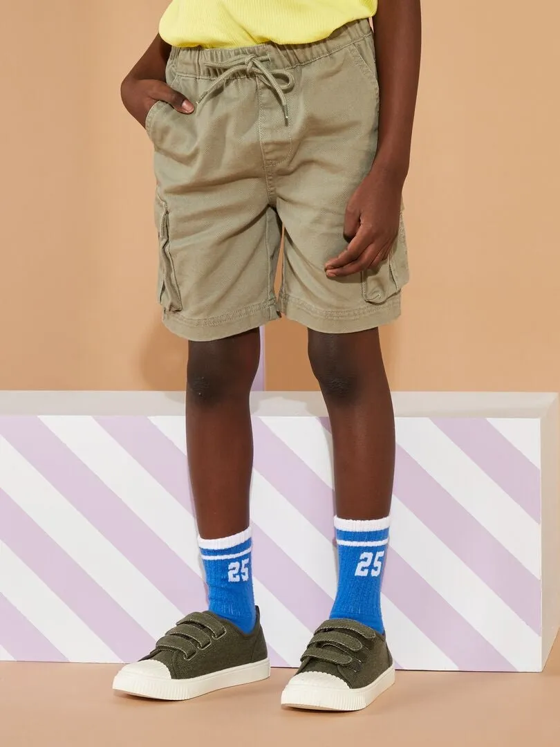 BERMUDAS RECTAS CON BOLSILLOS EN LOS LATERALES  VERDE