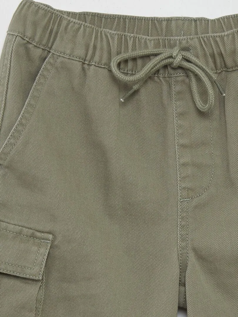 BERMUDAS RECTAS CON BOLSILLOS EN LOS LATERALES  VERDE