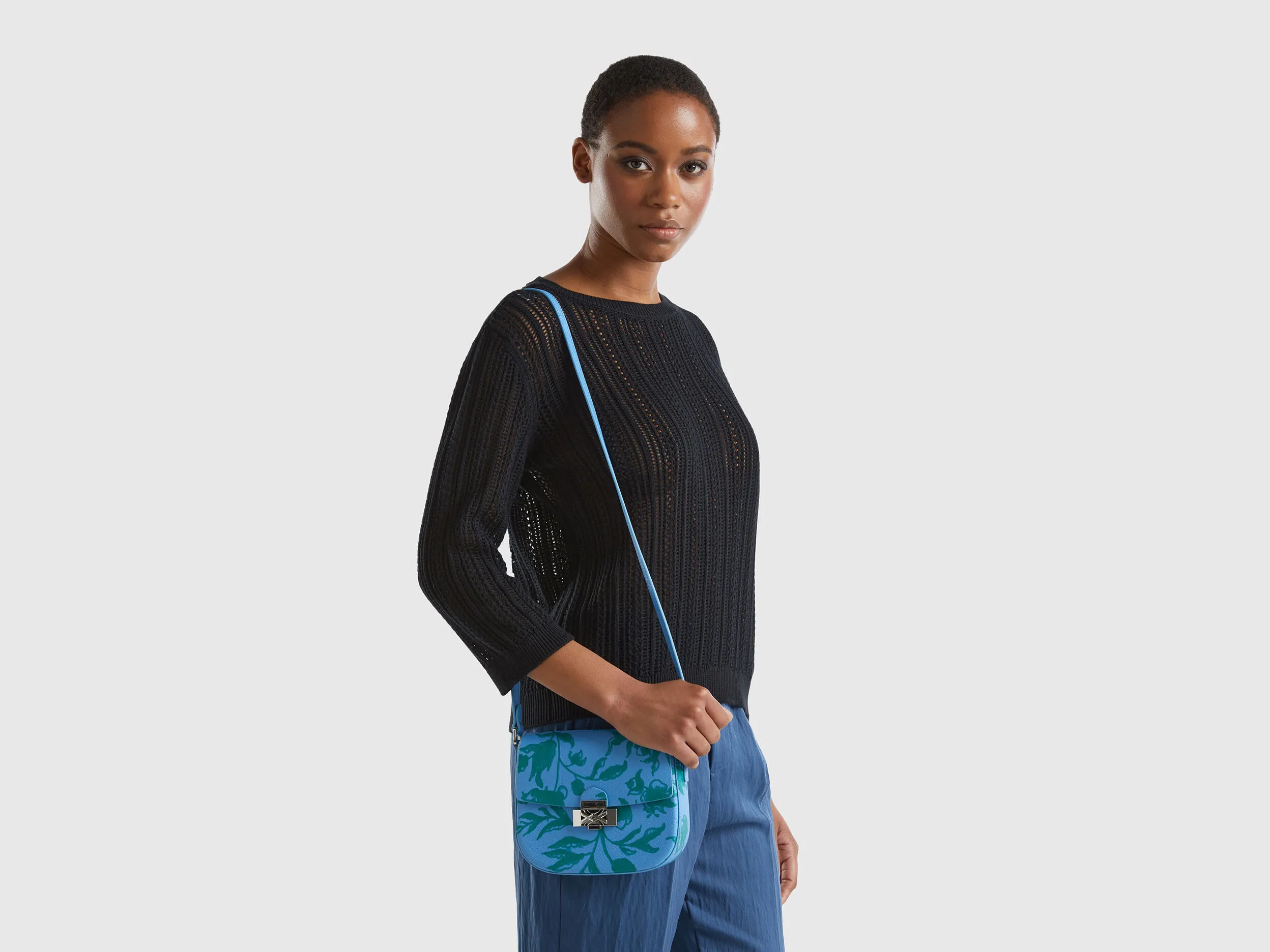 Bolso azul claro con estampado floral