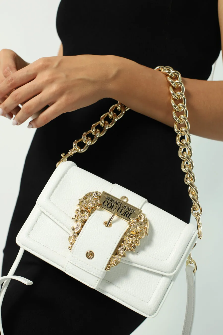 Bolso bandolera blanco con cadena y hebilla barroca