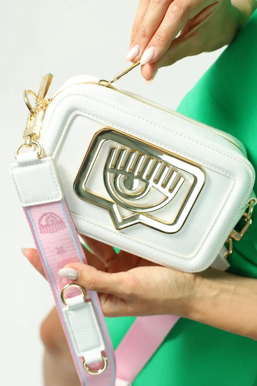Bolso bandolera blanco con maxilogo ojo en metal