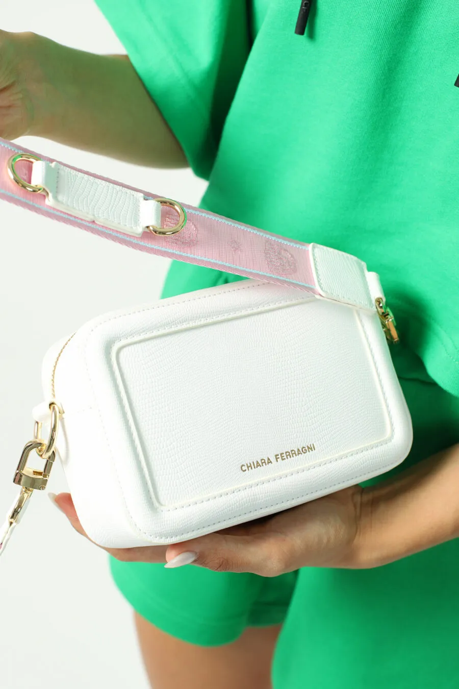Bolso bandolera blanco con maxilogo ojo en metal