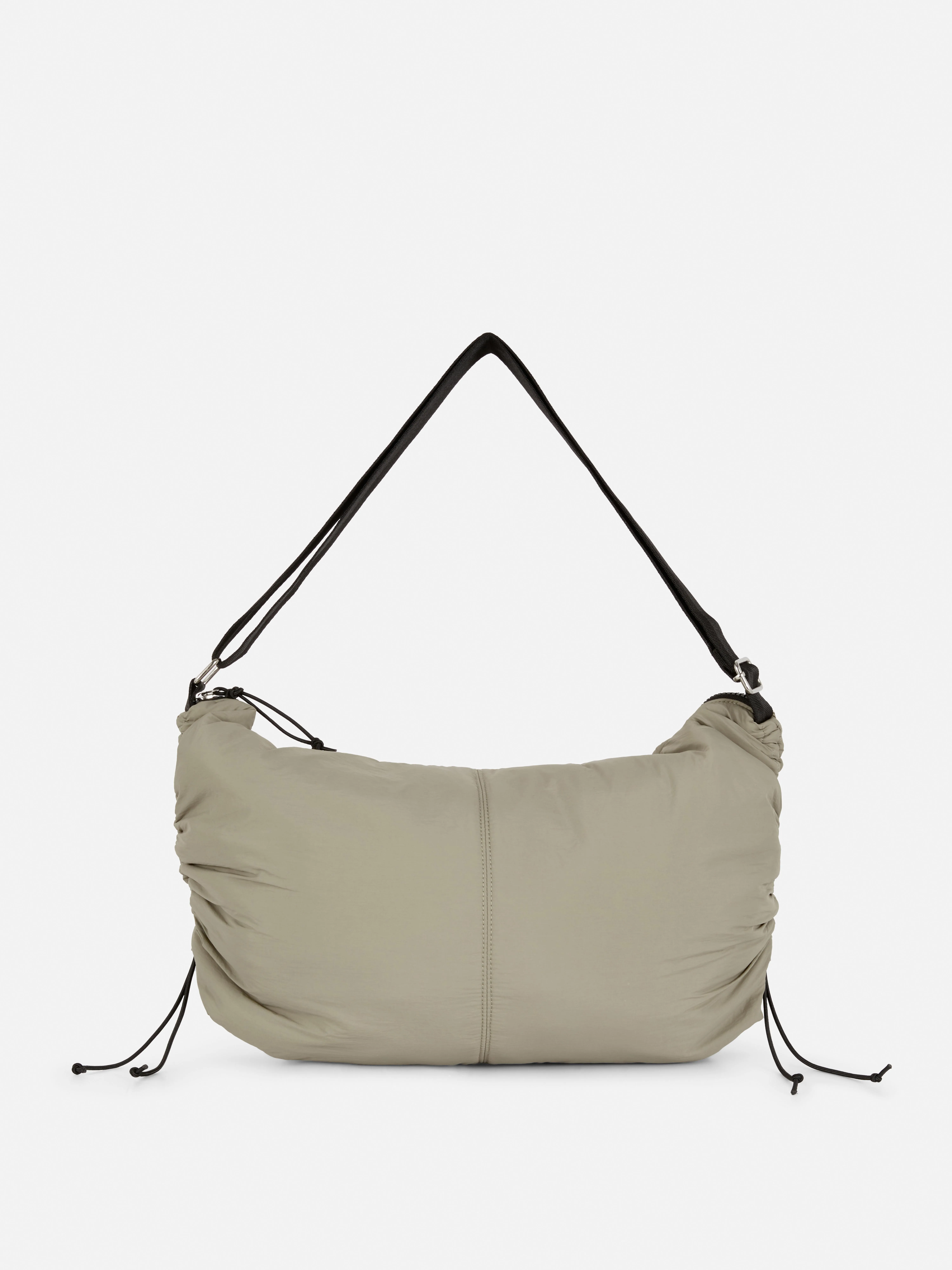 Bolso bandolera con detalle de cordón de ajuste