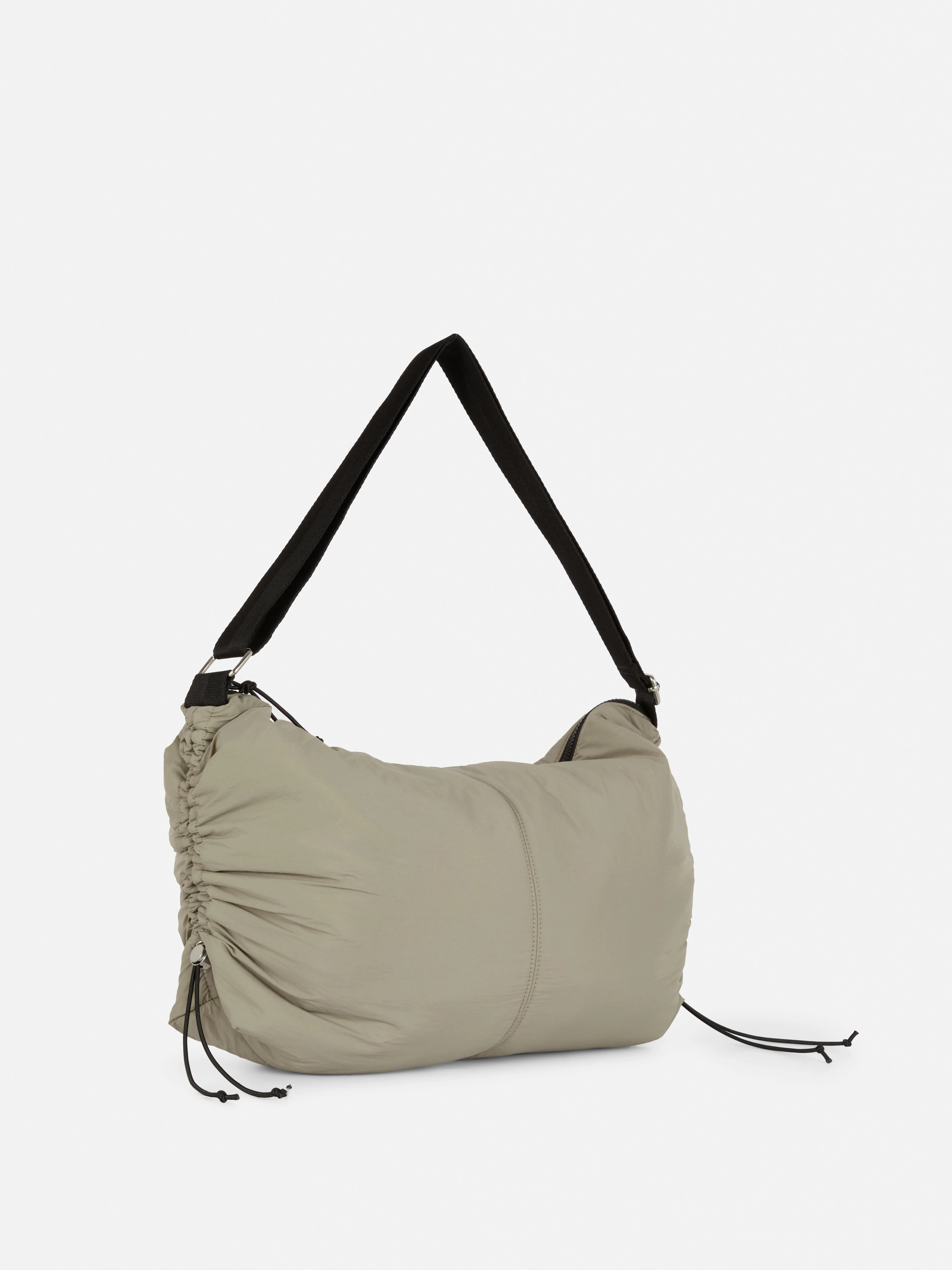 Bolso bandolera con detalle de cordón de ajuste