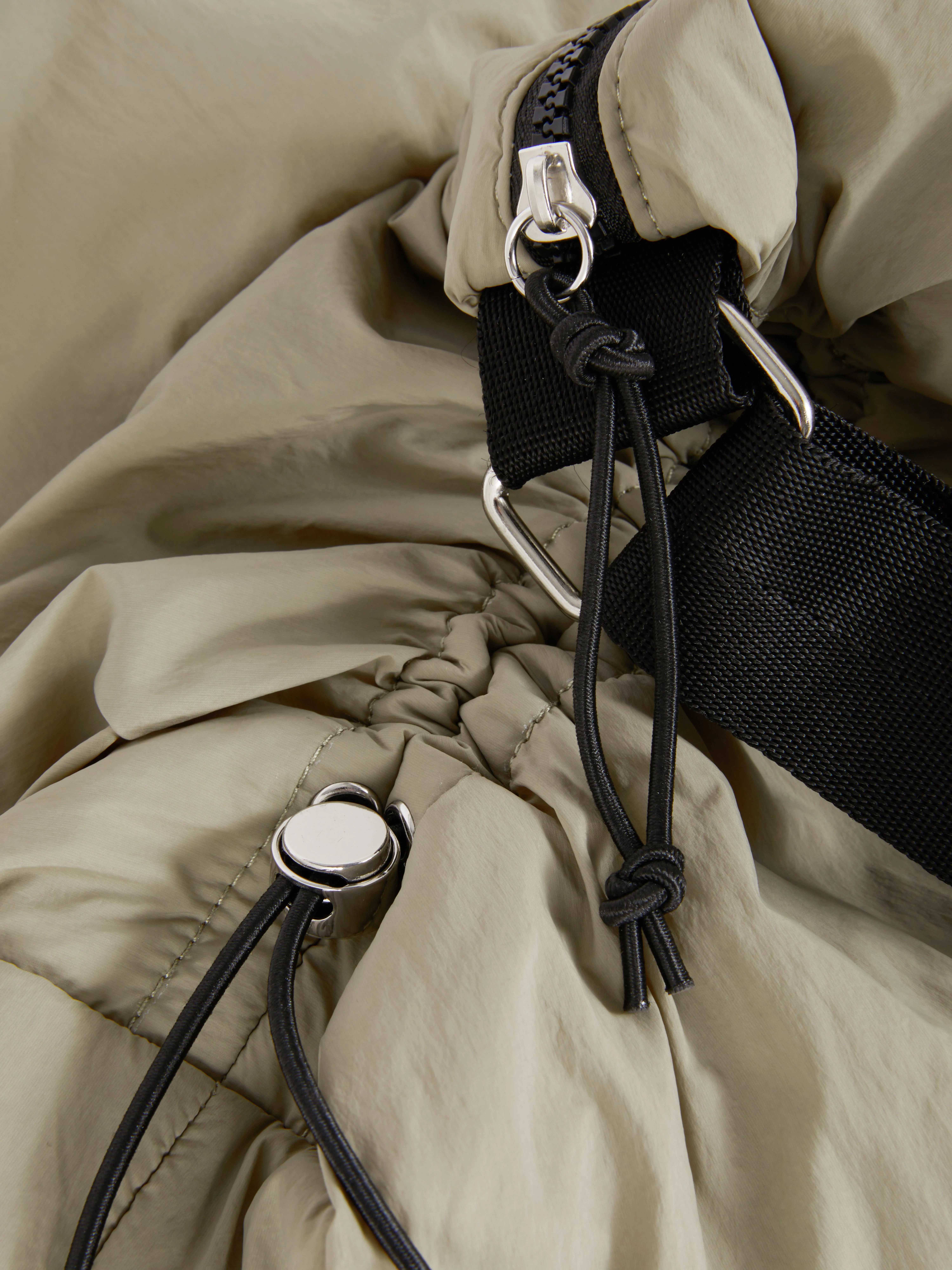 Bolso bandolera con detalle de cordón de ajuste