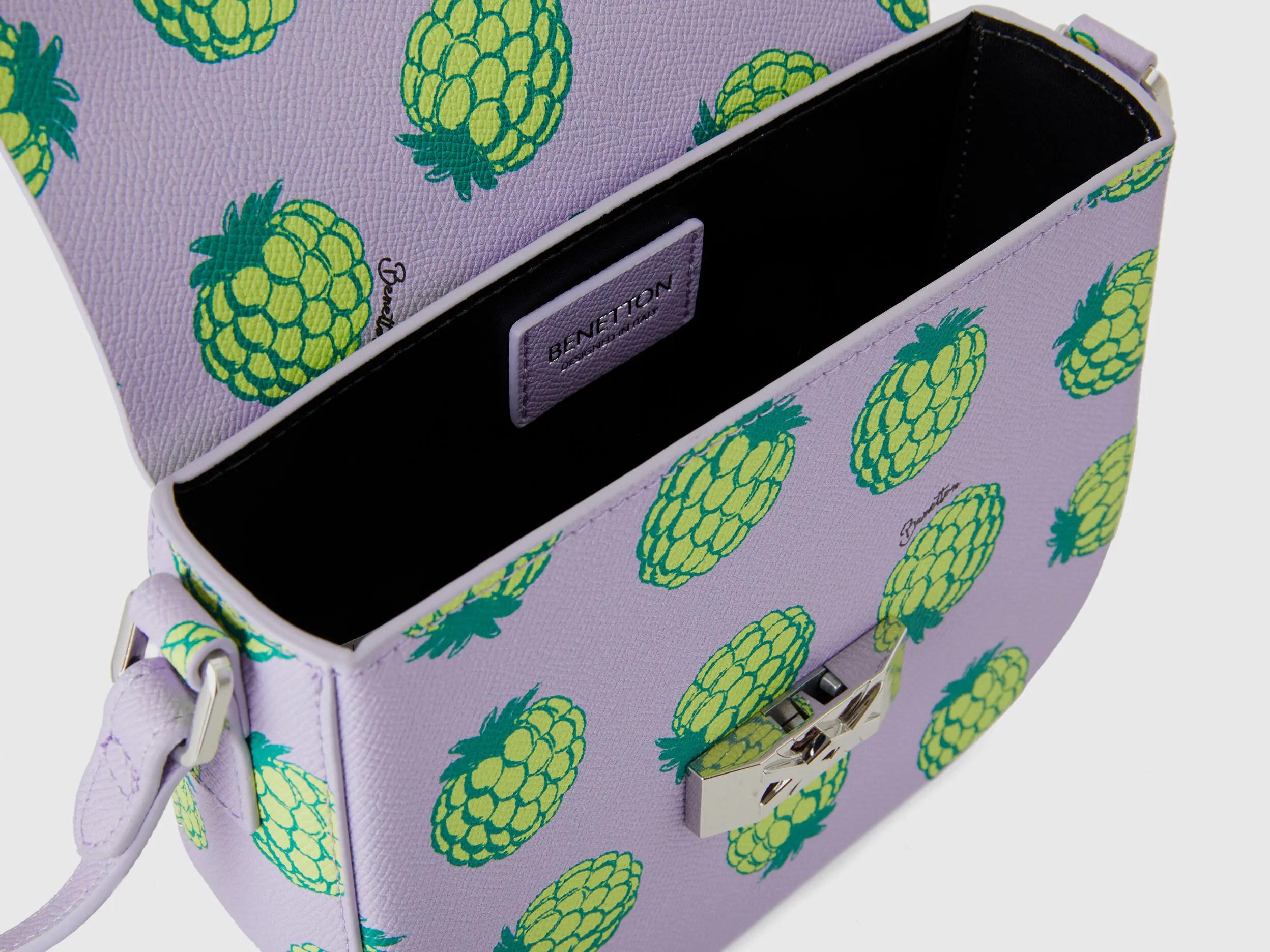 Bolso lila con estampado de piñas