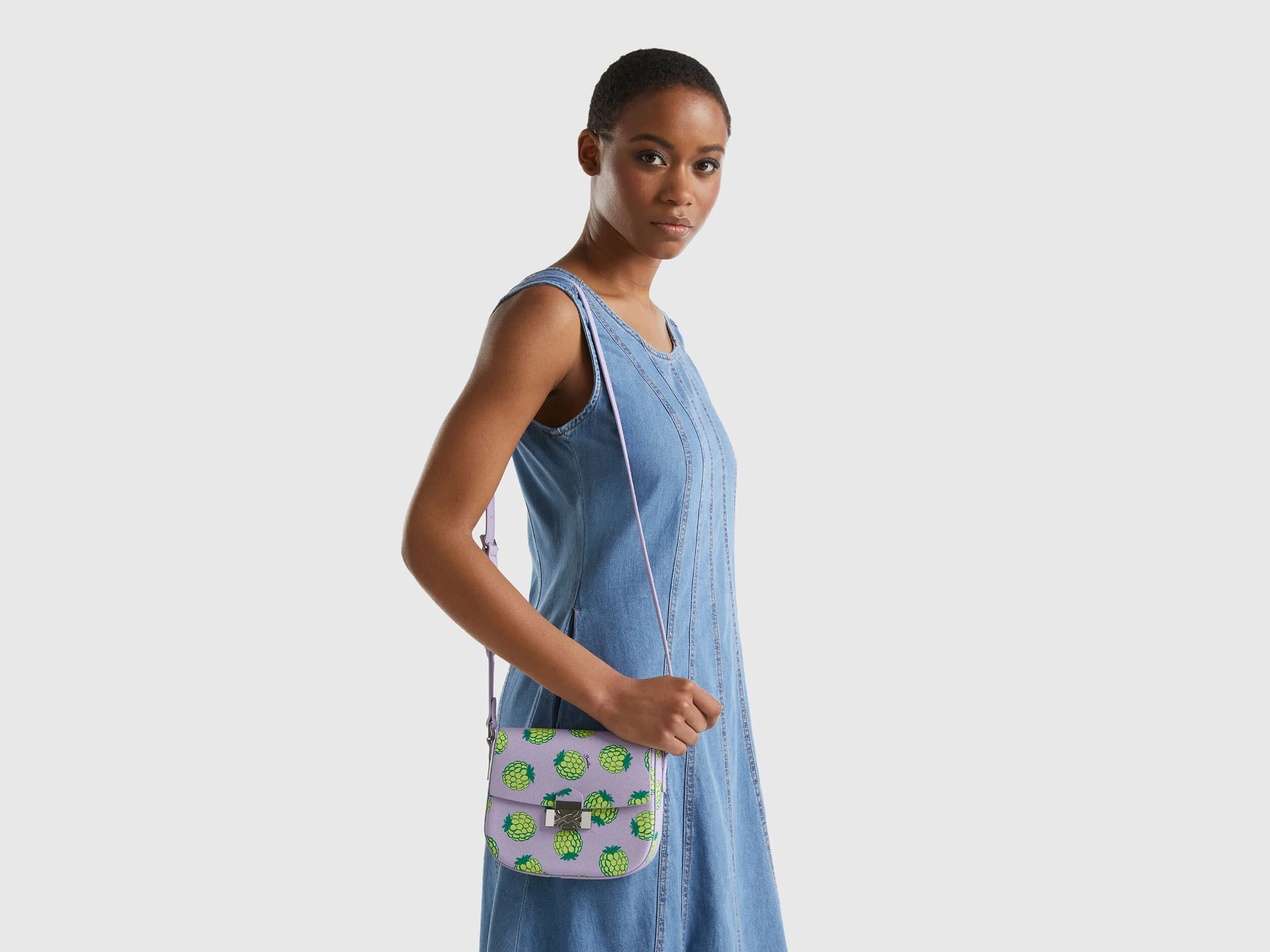 Bolso lila con estampado de piñas