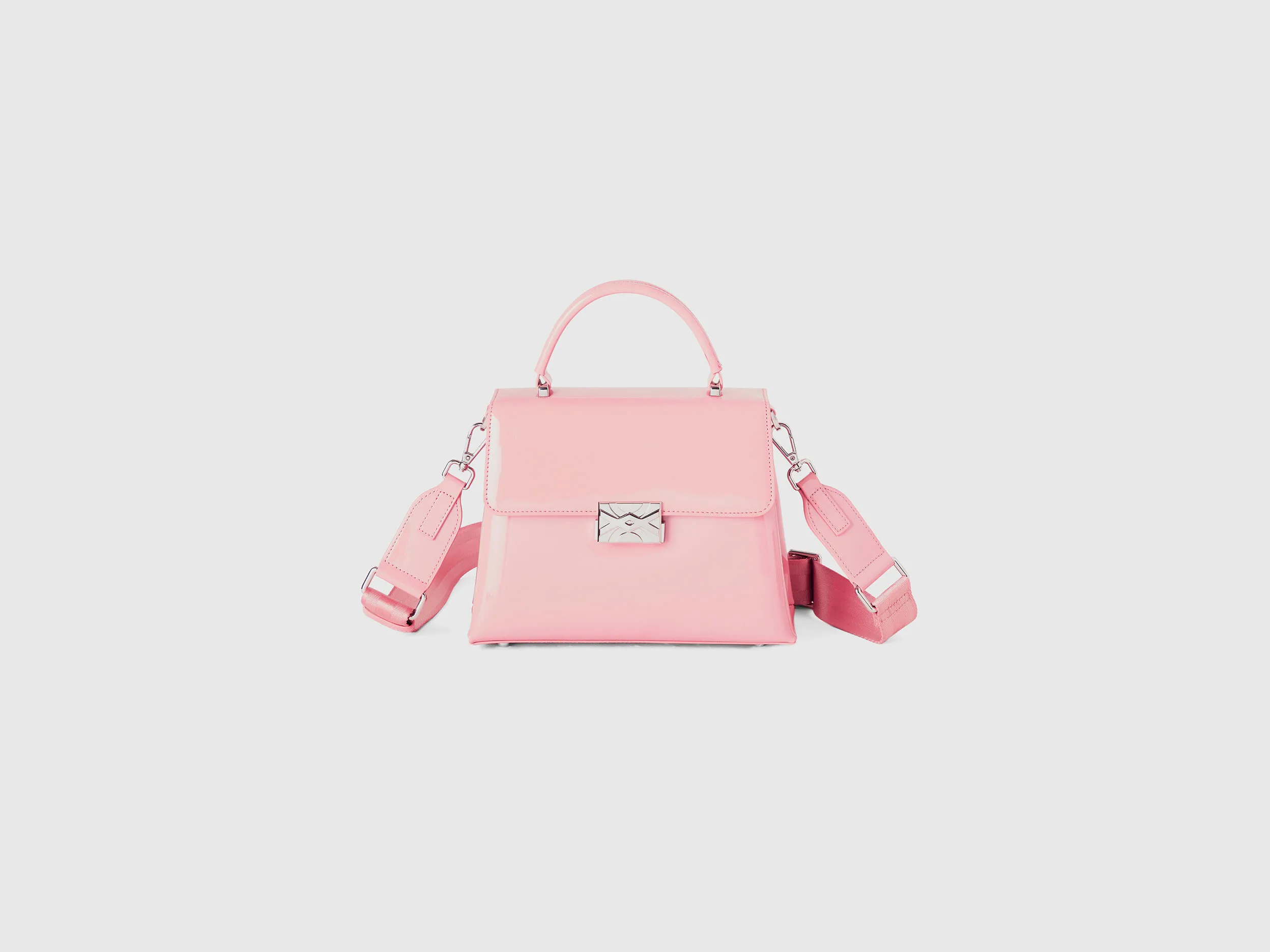 Bolso mediano rosa pastel de charol brillante