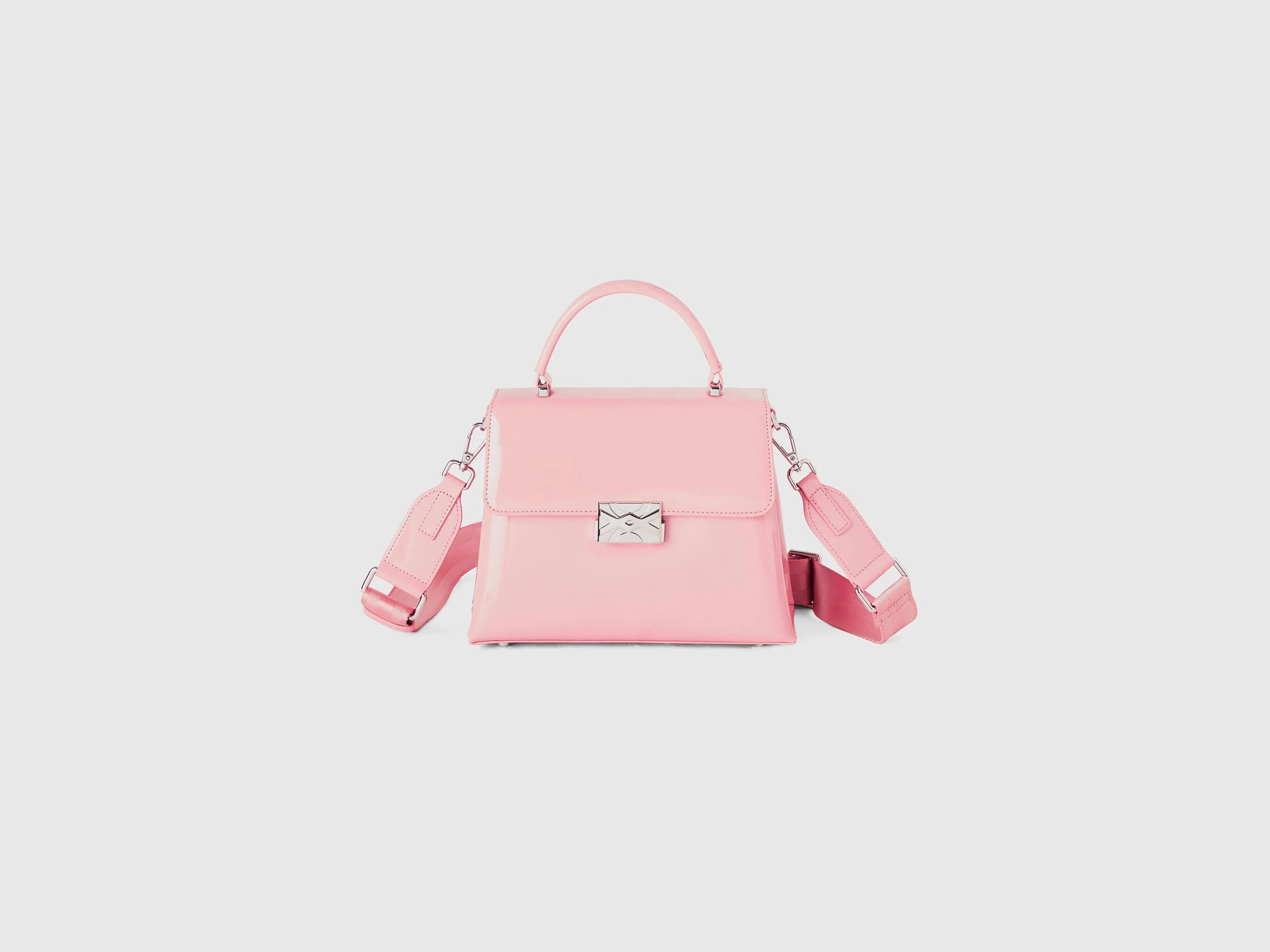 Bolso mediano rosa pastel de charol brillante