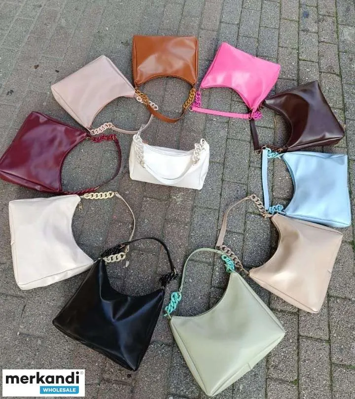 Bolsos de mujer al por mayor de primera categoría disponibles en Turquía.