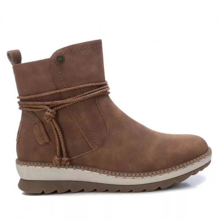 Botines planos Refresh camel con cremallera y detalle de cuerda