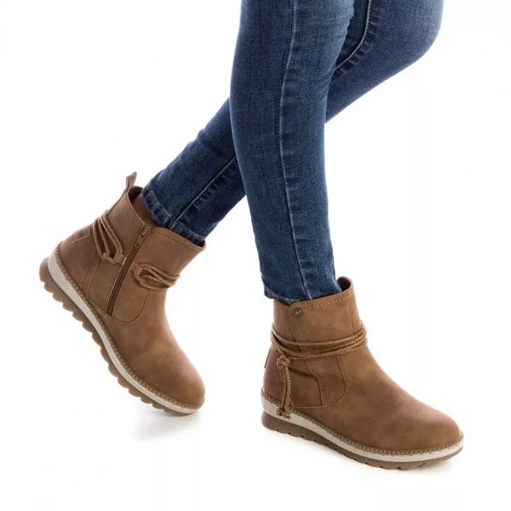 Botines planos Refresh camel con cremallera y detalle de cuerda