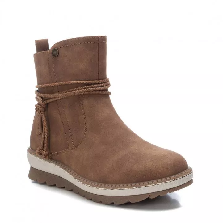 Botines planos Refresh camel con cremallera y detalle de cuerda