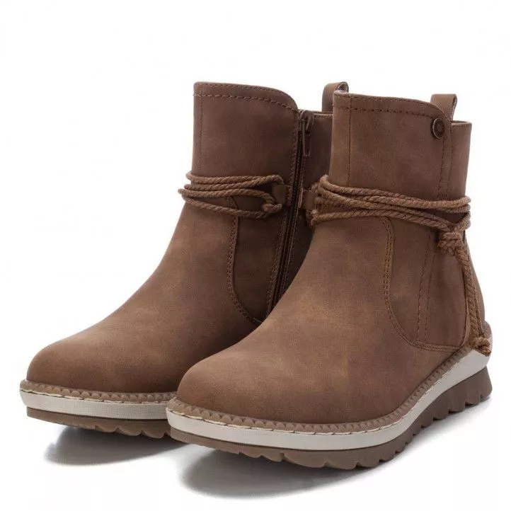 Botines planos Refresh camel con cremallera y detalle de cuerda
