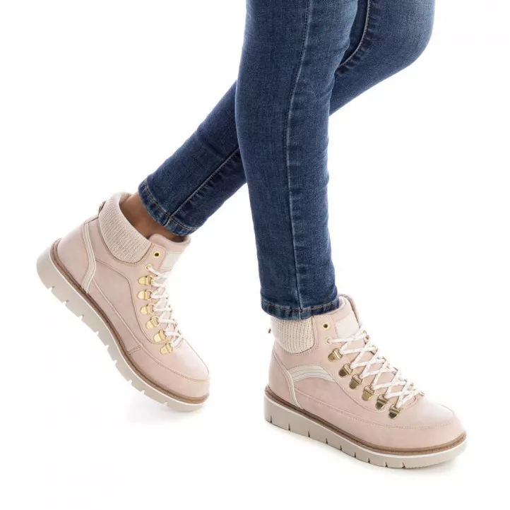 Botines planos Xti rosas con cordones y detalle textil en el tobillo