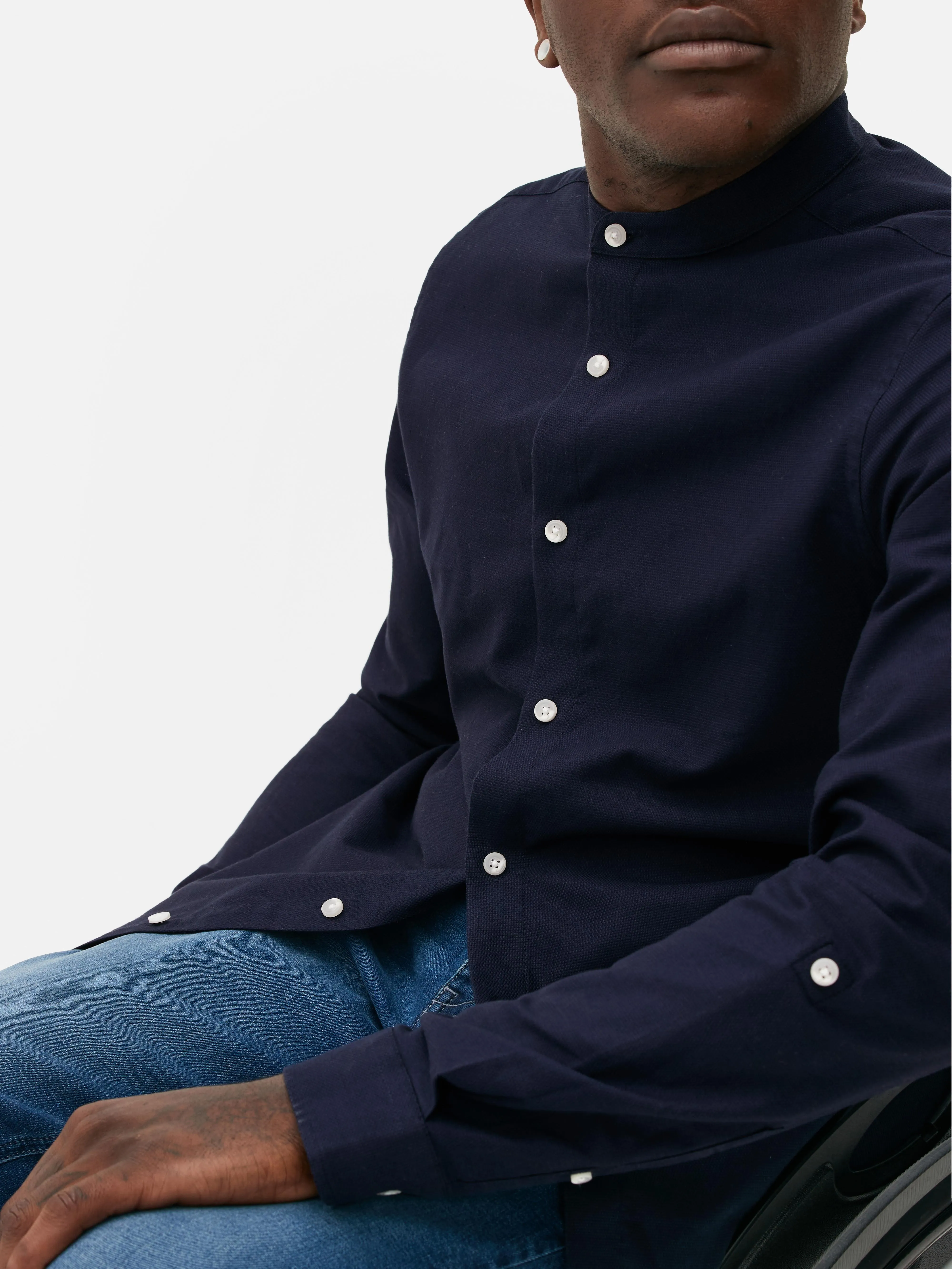 Camisa de mangas enrolladas con botones