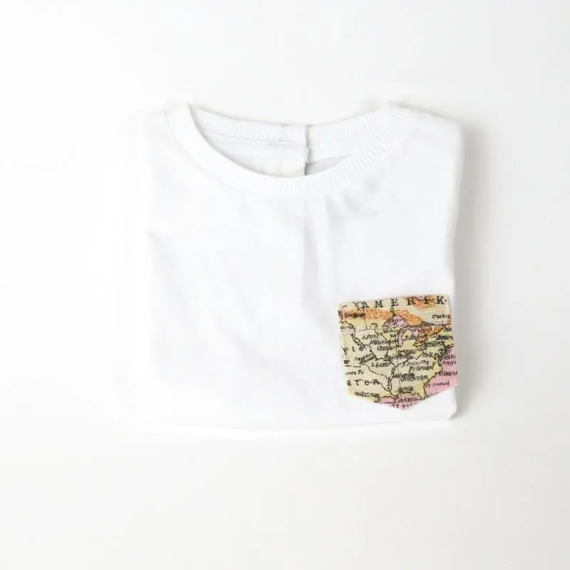 Camiseta con bolsillo mapa mundi rosita
