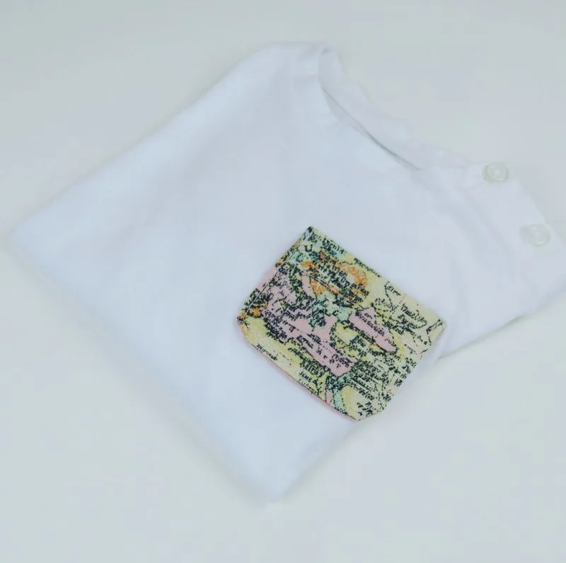Camiseta con bolsillo mapa mundi rosita