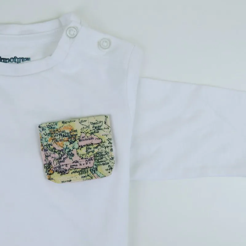 Camiseta con bolsillo mapa mundi rosita
