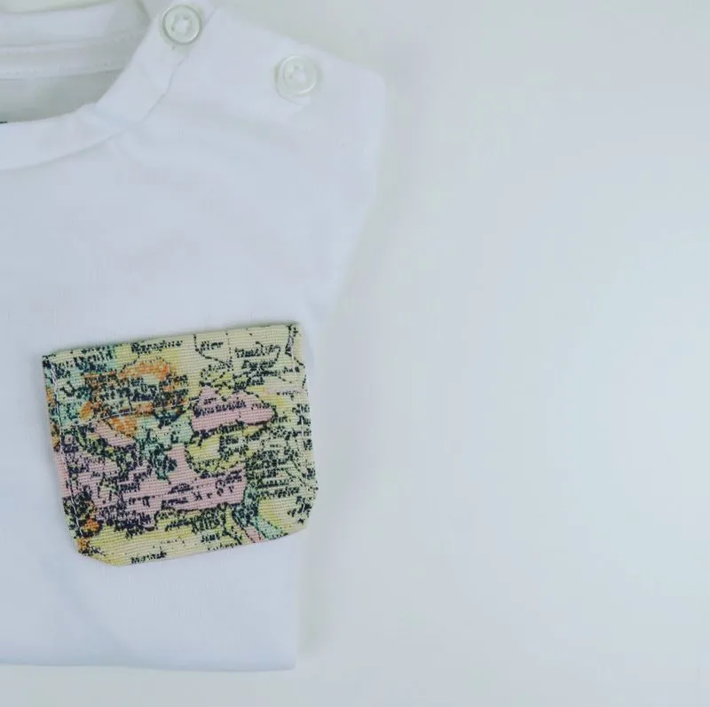 Camiseta con bolsillo mapa mundi rosita