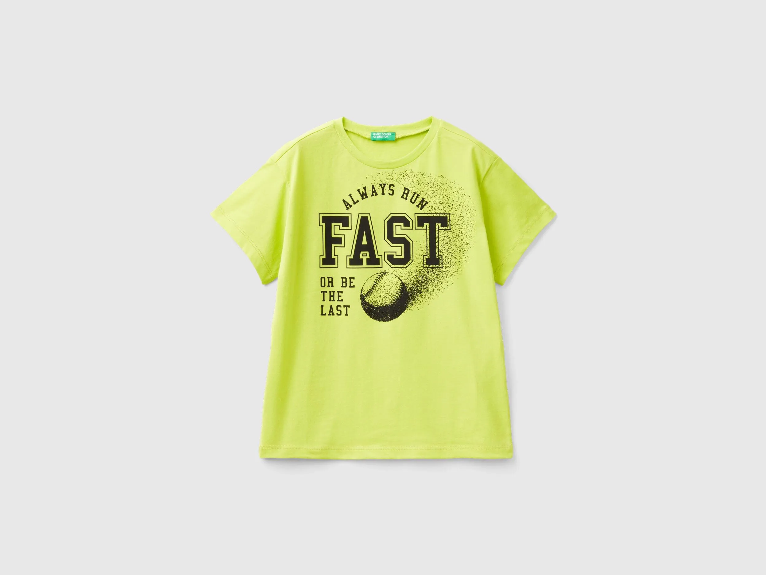 Camiseta con diseño deportivo