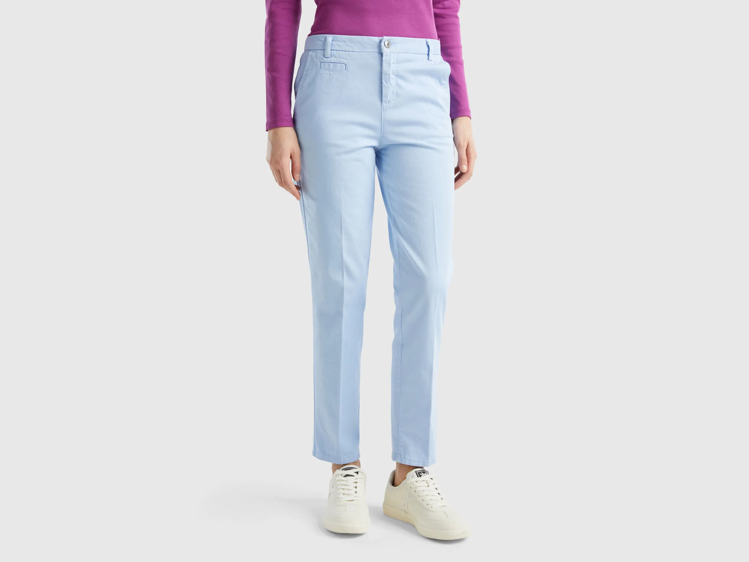 Chinos slim fit de algodón celeste