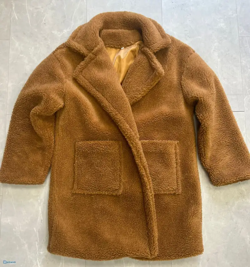 Colección de chaquetas de invierno para mujer con una amplia gama de tamaños y diseños, disponible alrededor de 200 piezas