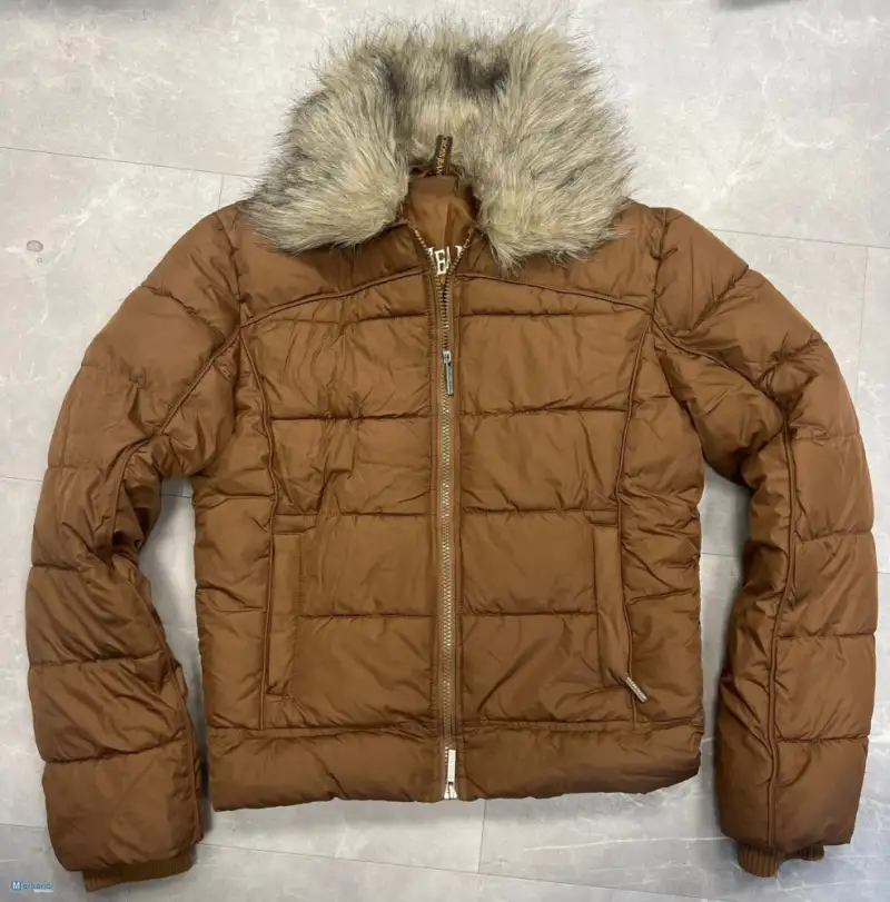 Colección de chaquetas de invierno para mujer con una amplia gama de tamaños y diseños, disponible alrededor de 200 piezas