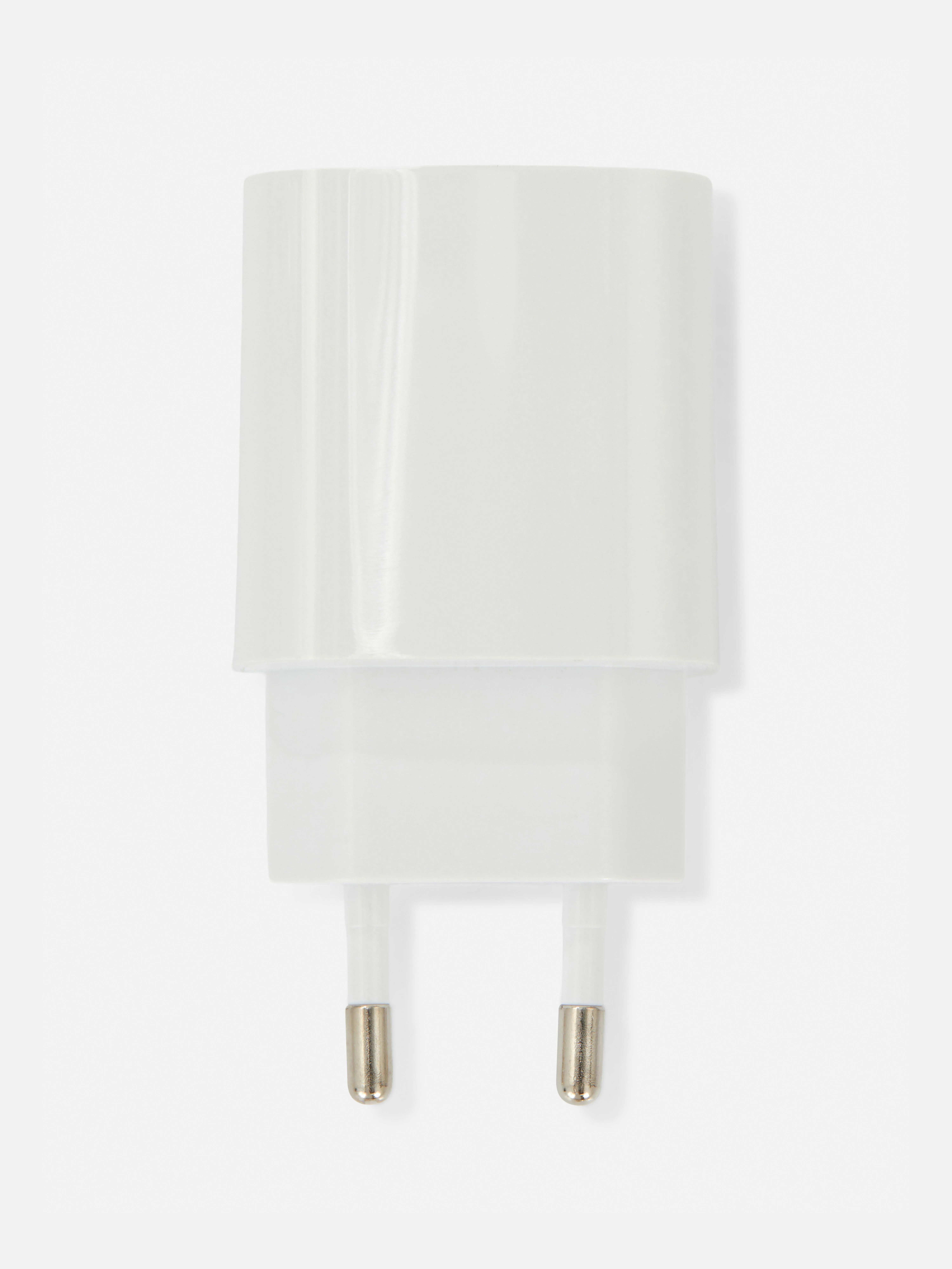 Enchufe de doble clavija y dos entradas USB de 10 W