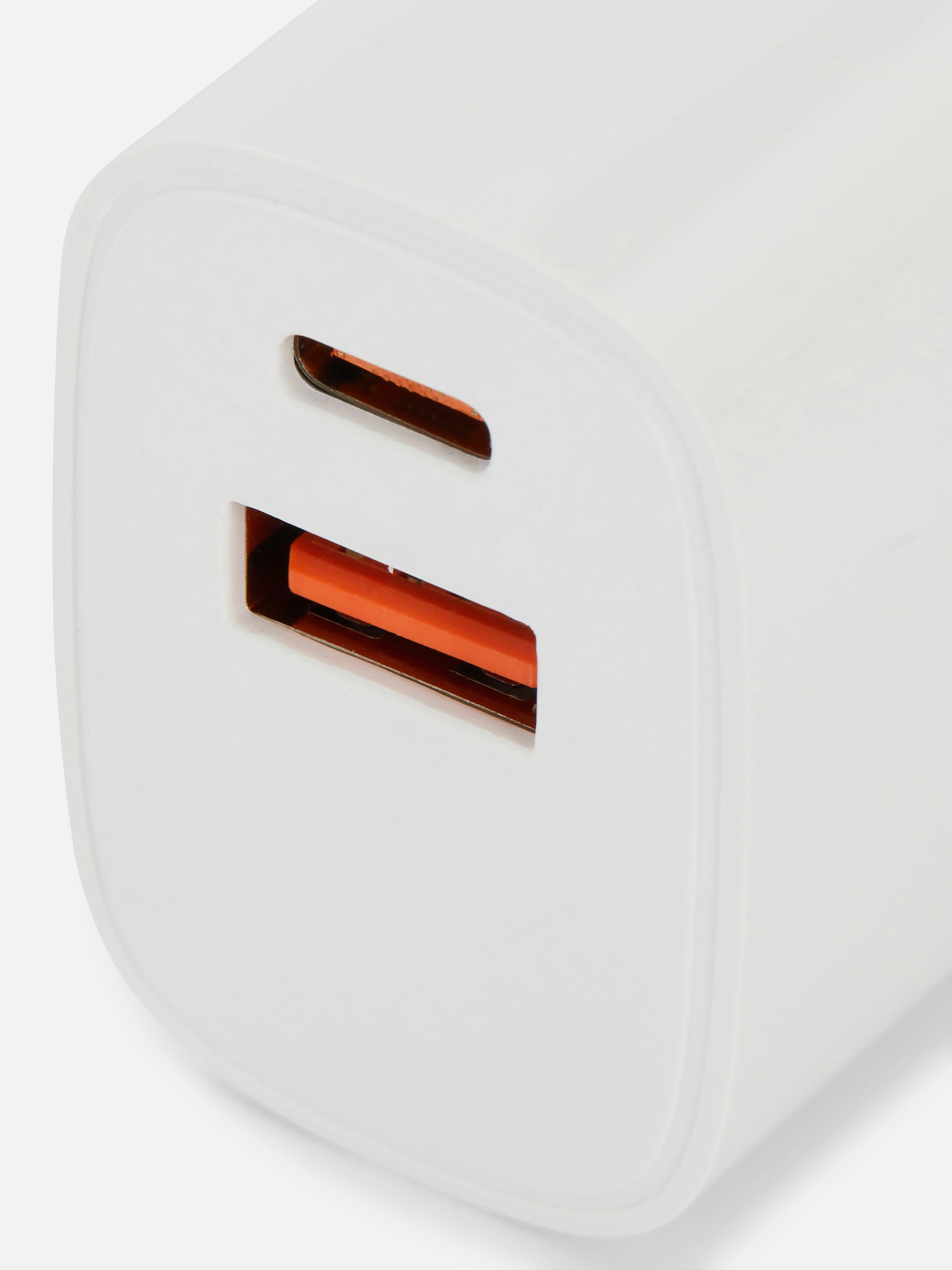 Enchufe de doble clavija y dos entradas USB de 10 W