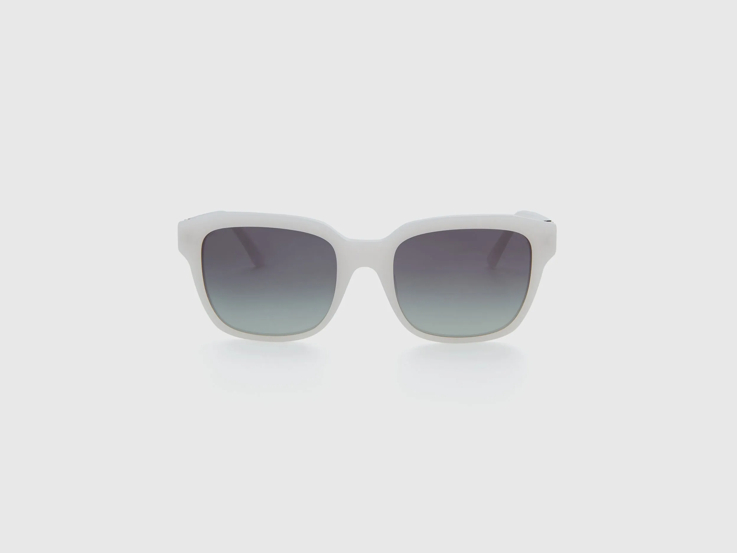 Gafas de sol blancas con logotipo
