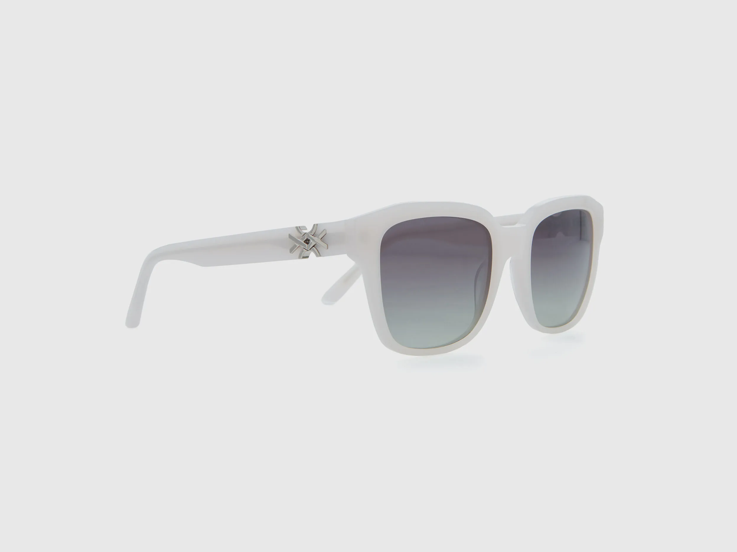 Gafas de sol blancas con logotipo