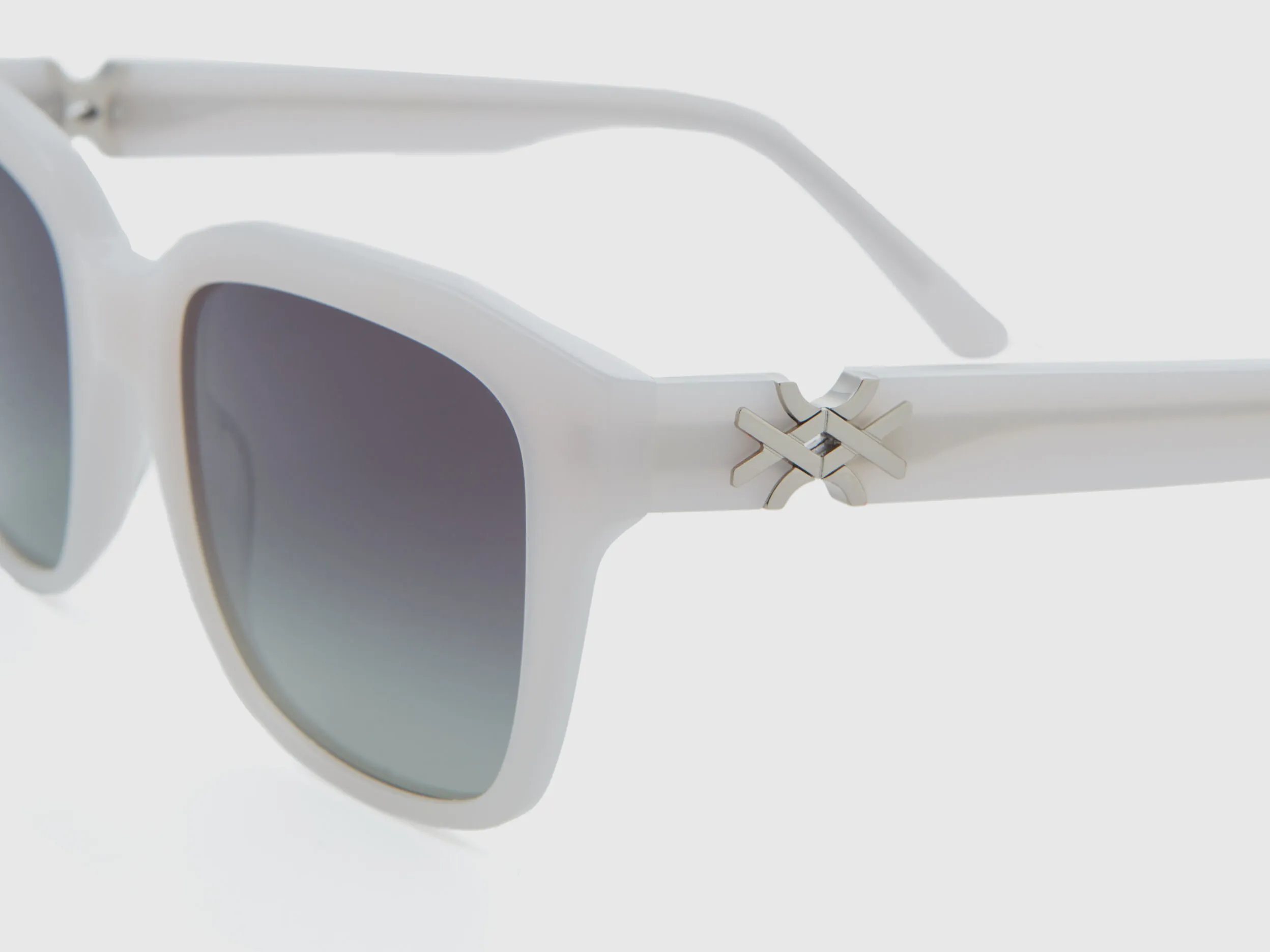 Gafas de sol blancas con logotipo