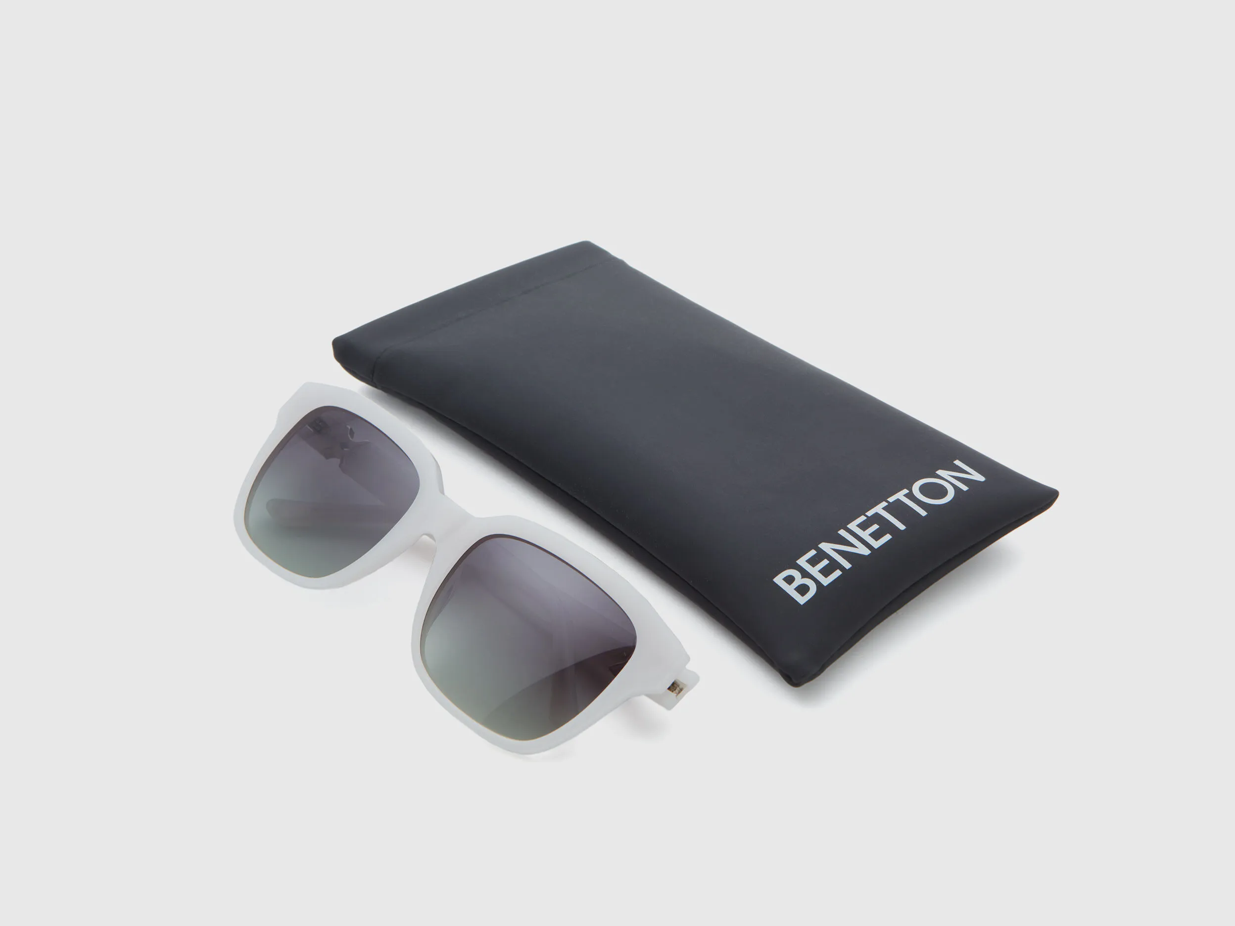 Gafas de sol blancas con logotipo
