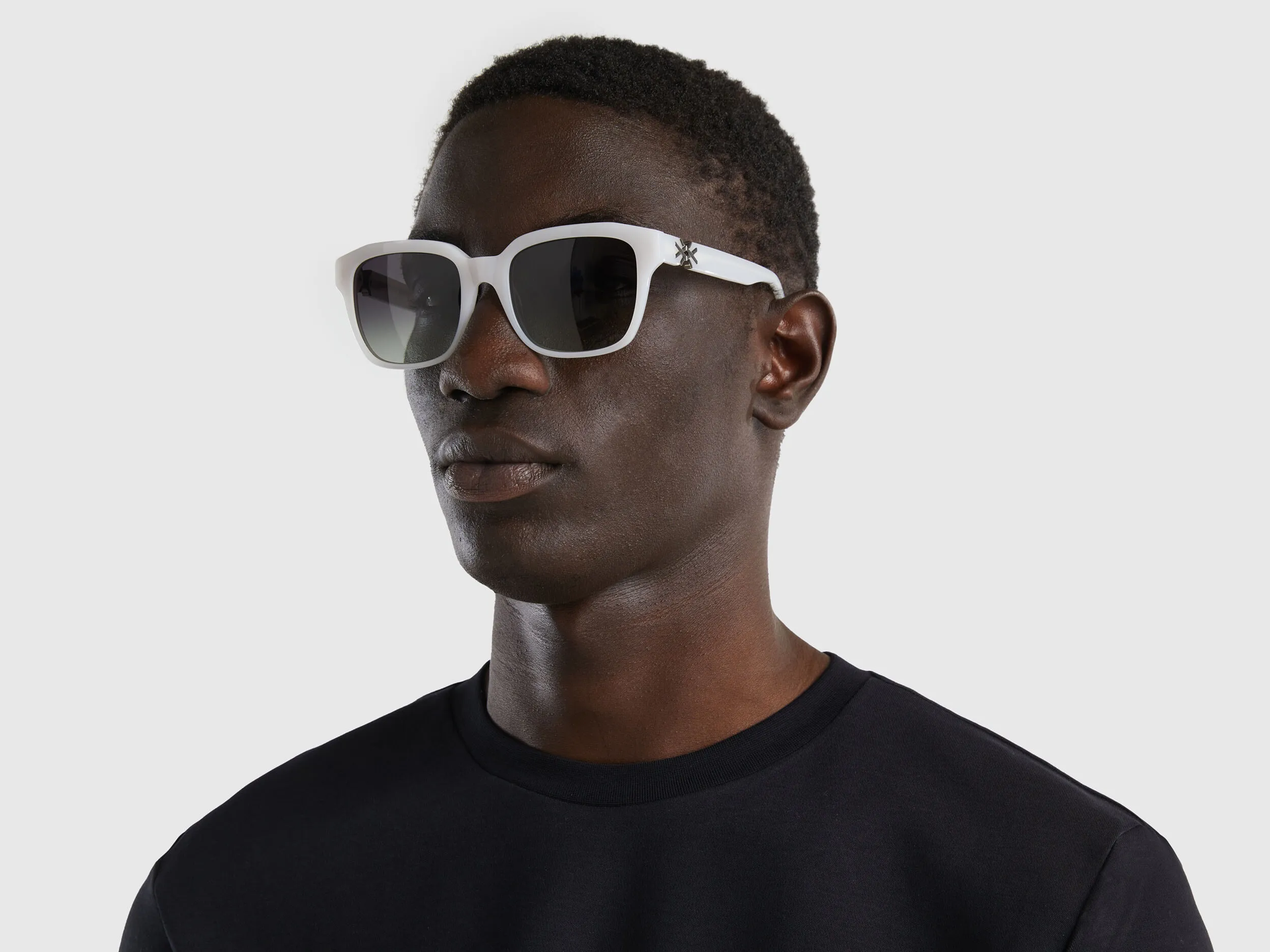 Gafas de sol blancas con logotipo