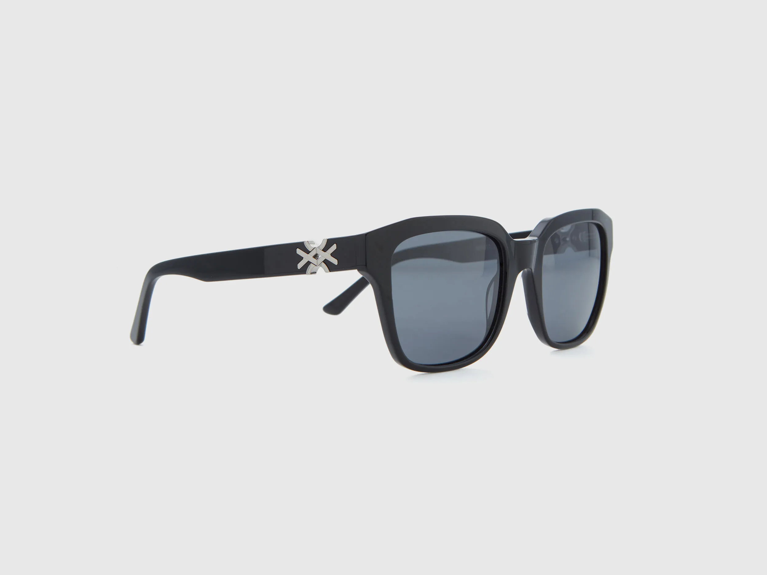 Gafas de sol negras con logotipo