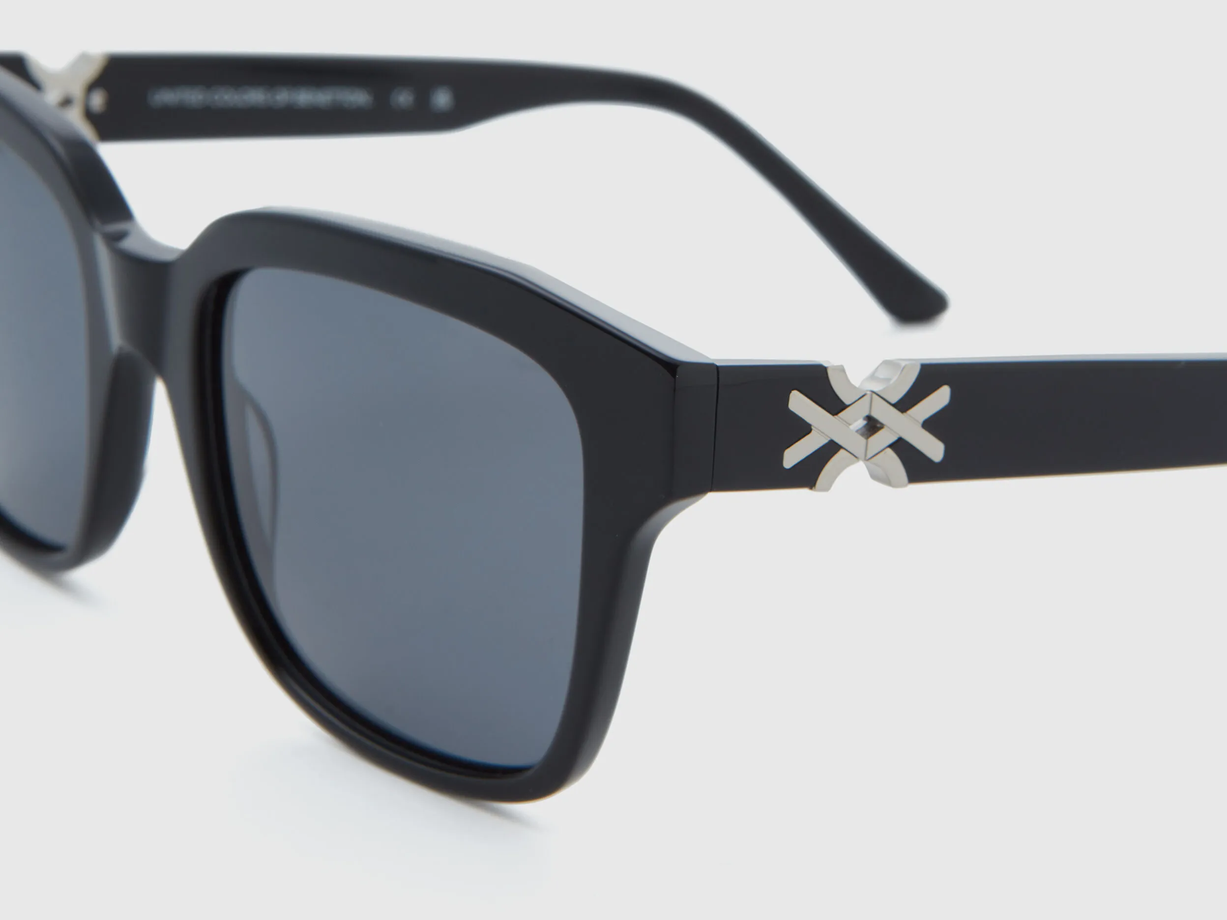 Gafas de sol negras con logotipo