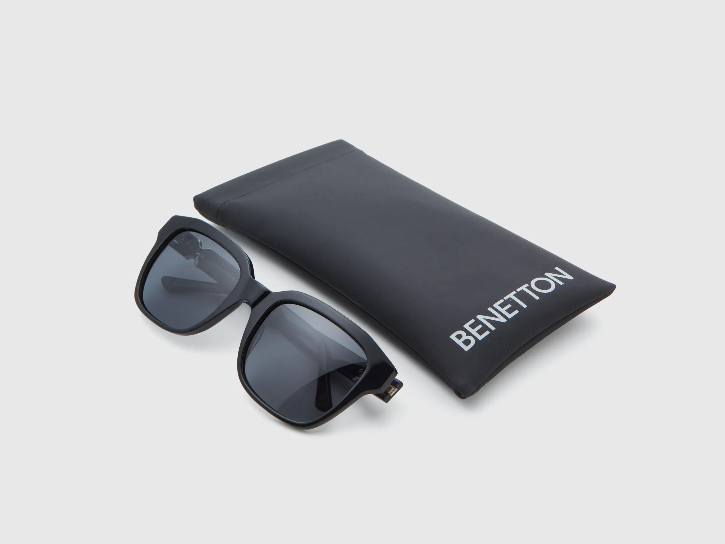Gafas de sol negras con logotipo