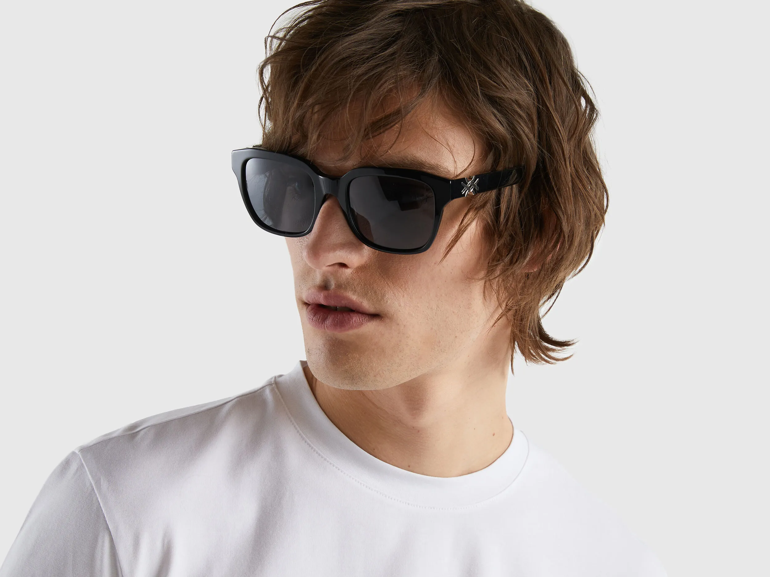 Gafas de sol negras con logotipo