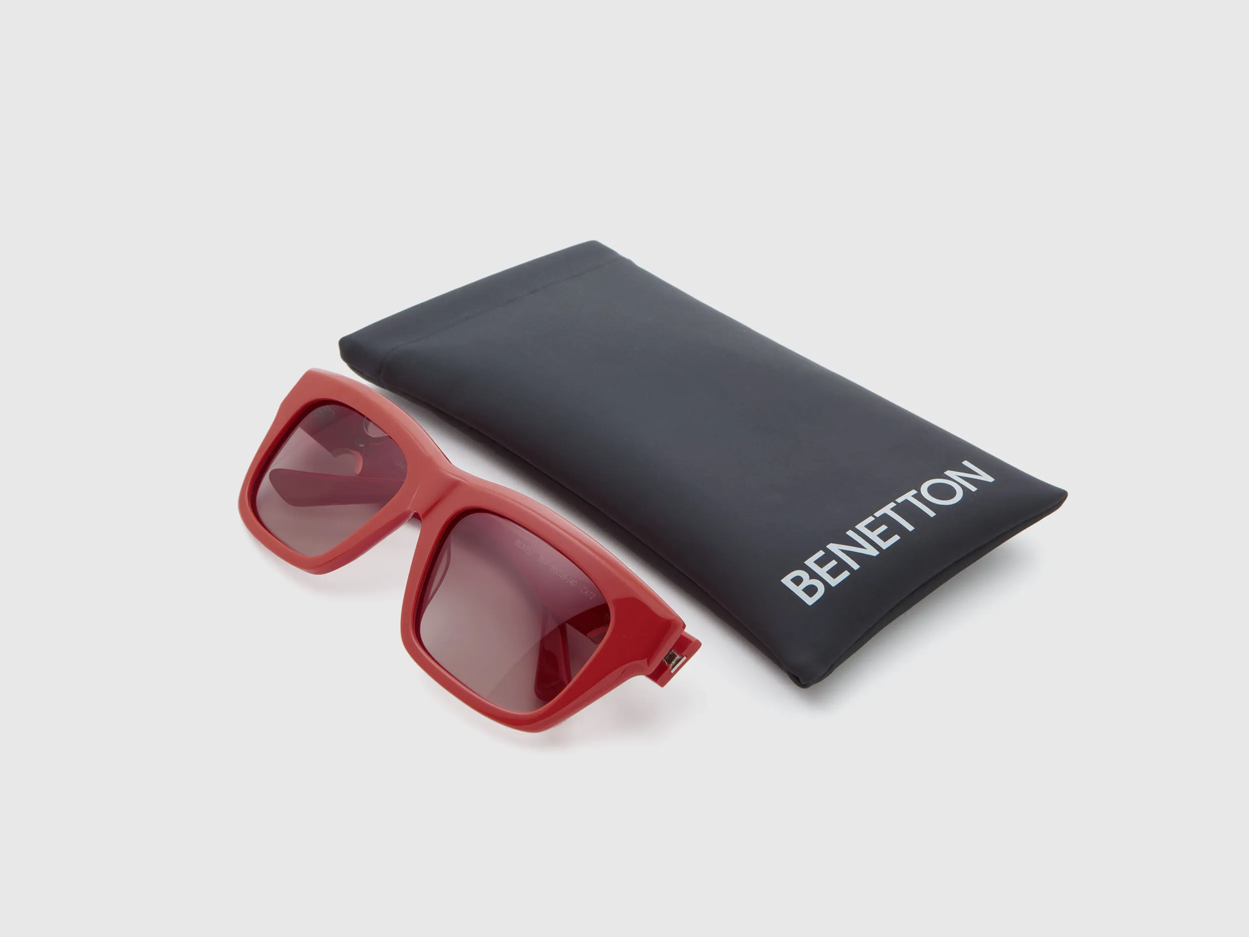 Gafas de sol rectangulares rojas