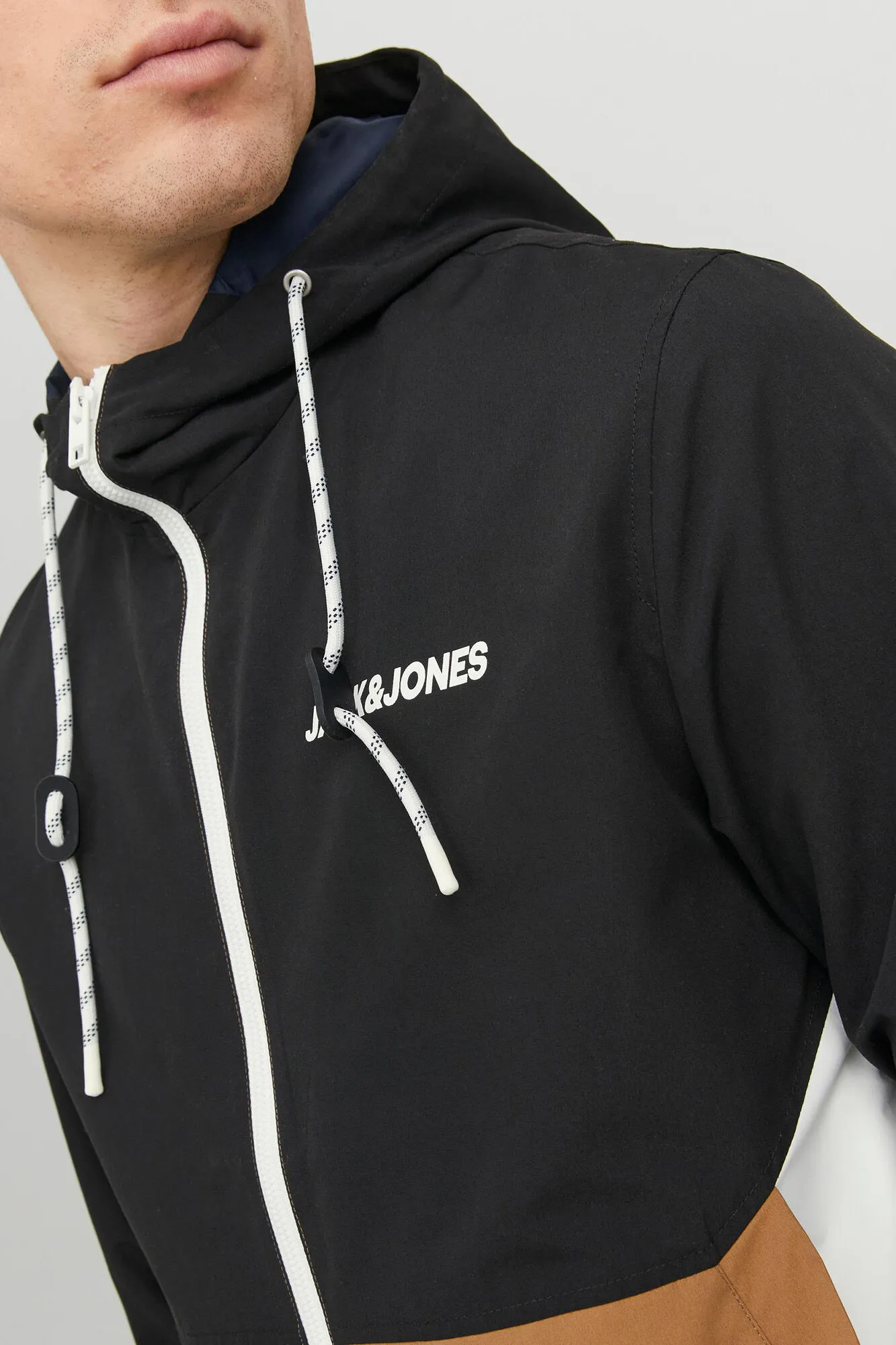 Jack & Jones Chaqueta ligera técnica con capucha