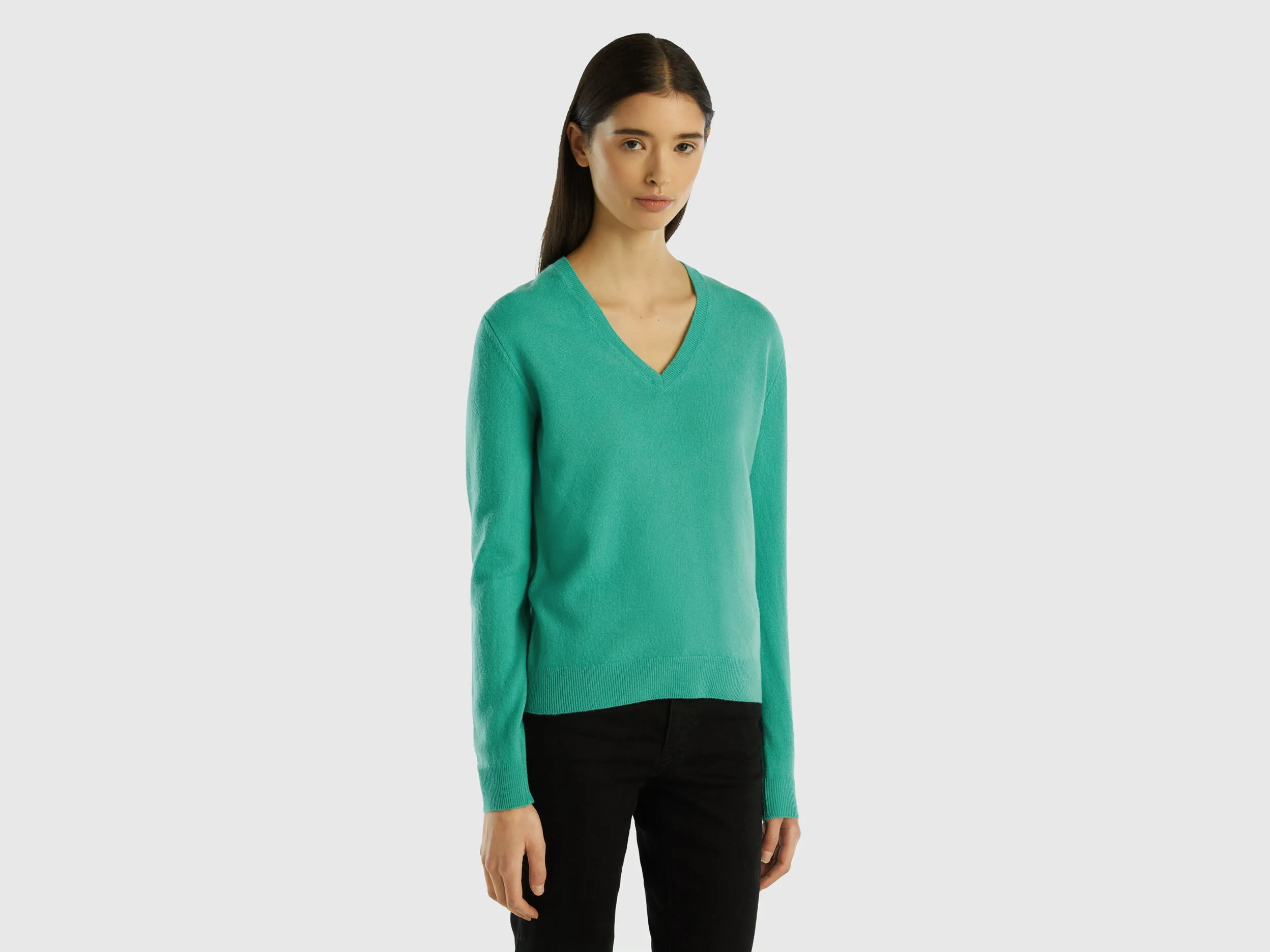 Jersey con escote de pico verde claro de pura lana merina