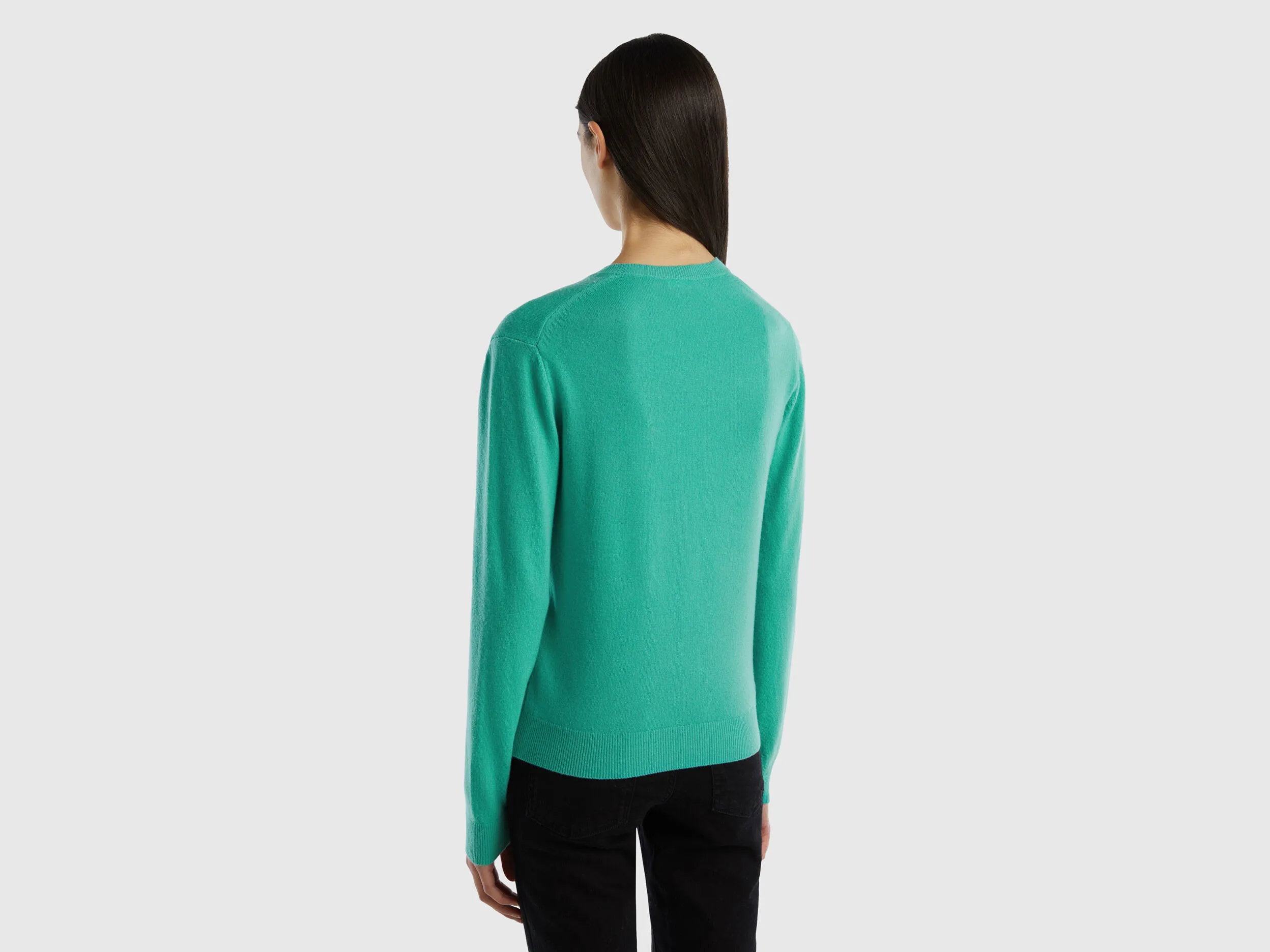 Jersey con escote de pico verde claro de pura lana merina