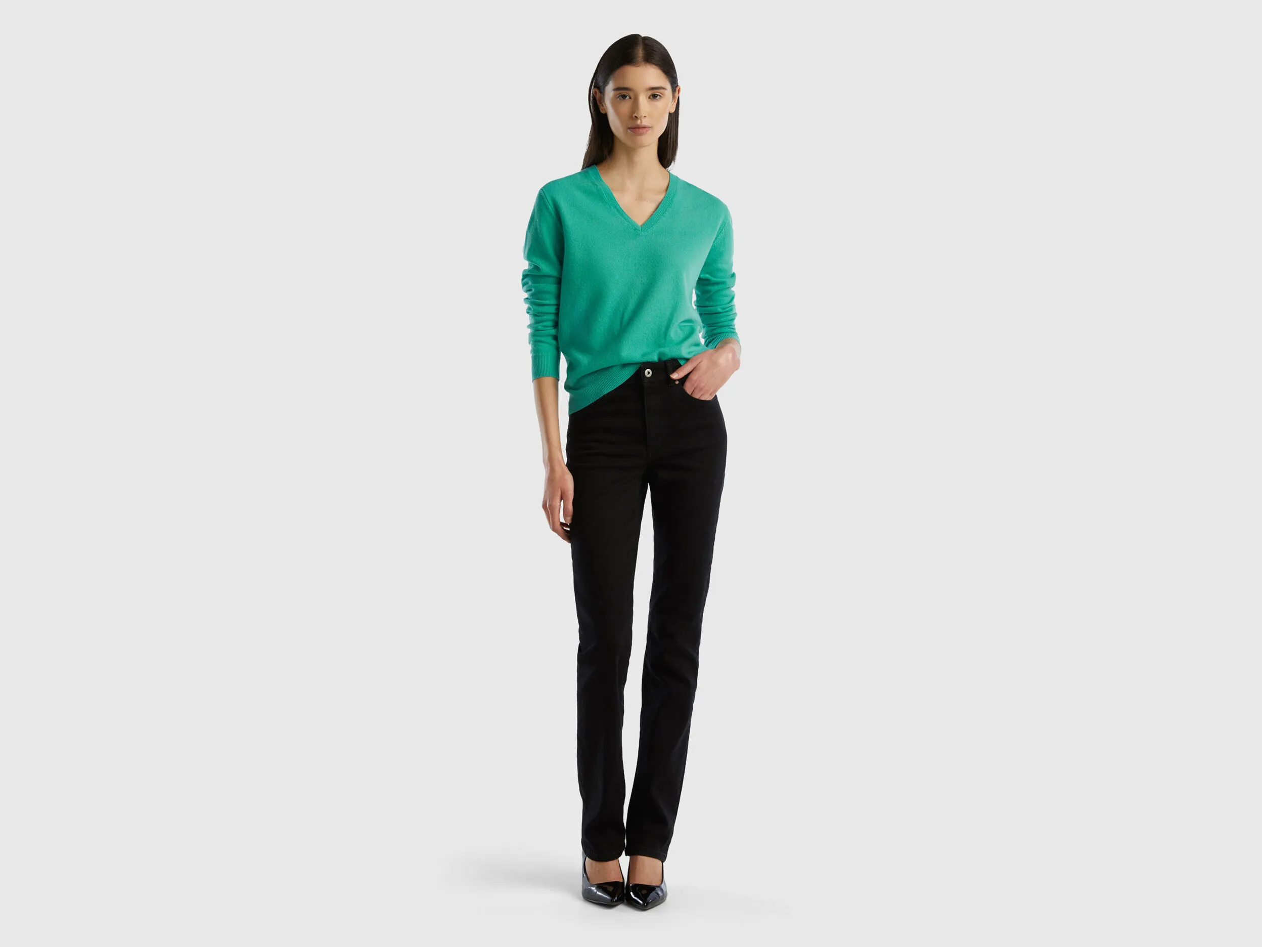Jersey con escote de pico verde claro de pura lana merina