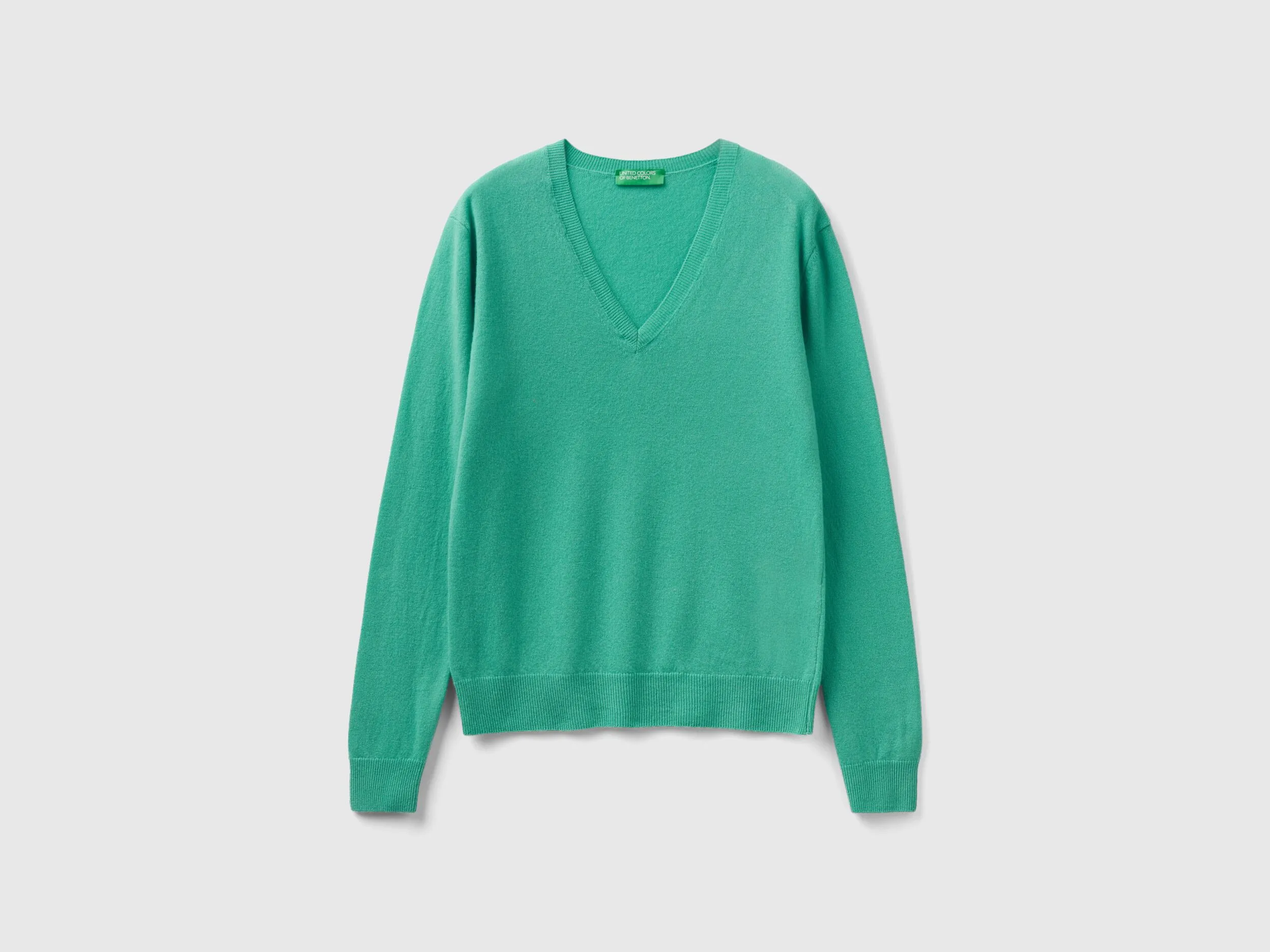 Jersey con escote de pico verde claro de pura lana merina