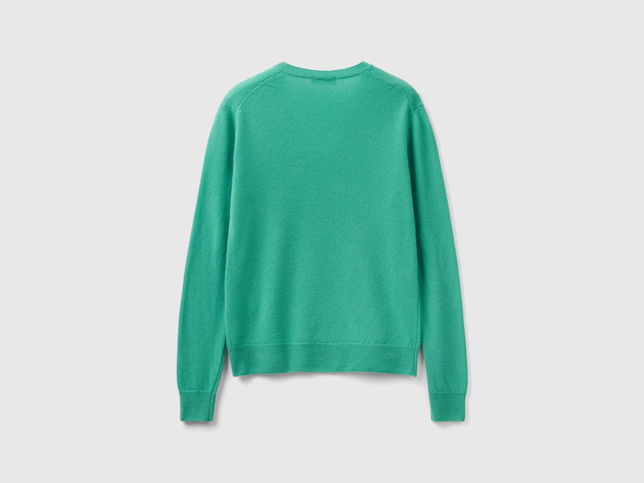 Jersey con escote de pico verde claro de pura lana merina