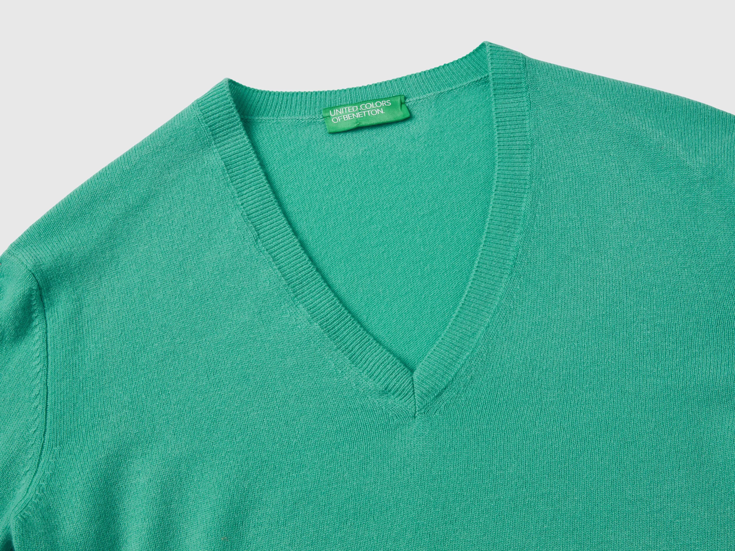 Jersey con escote de pico verde claro de pura lana merina